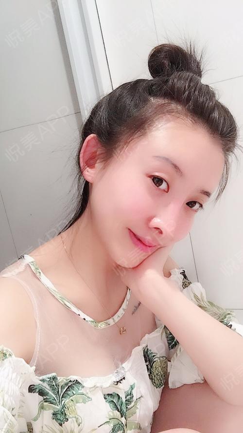 真是好久没穿这么小女人的衣服了,可能我是一个假女人吧.